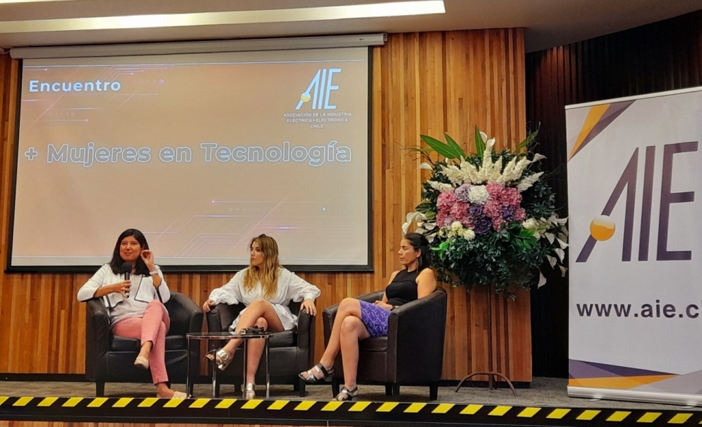 Ariela Villavicencio, directora nacional Área Ingeniería IP Santo Tomás, María Francisca Valenzuela, jefa de la oficina de Género y Derechos Humanos del Ministerio de Energía, Ledly Henríquez directora secretario Gerenta General SHH Electrónica.