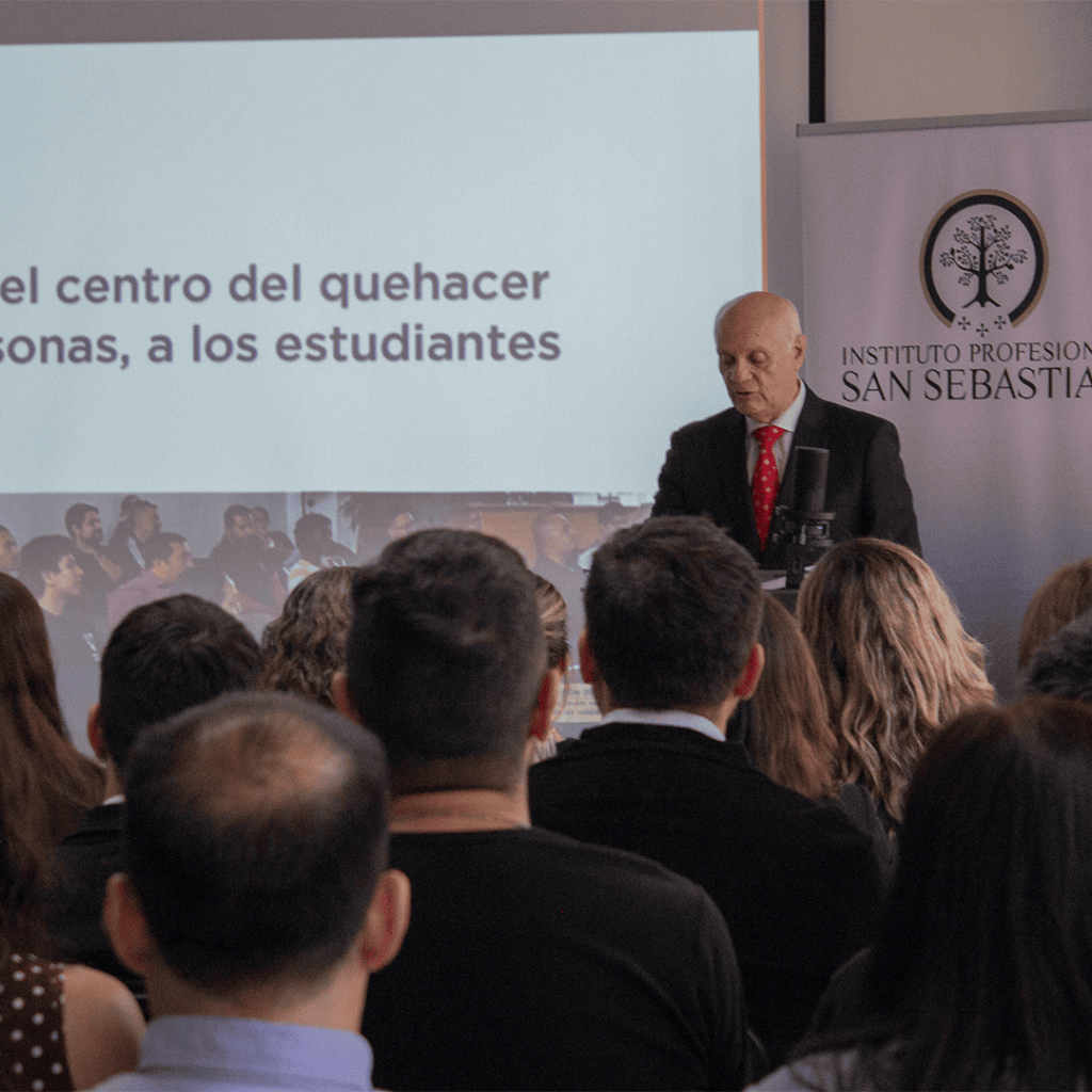 Rector dirigiéndose a la comunidad educativa en la Cuenta Anual