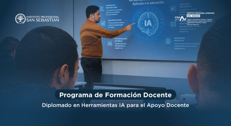 Profesor explica herramientas de IA para docentes frente a una clase, con el logotipo del Instituto Profesional San Sebastián a la izquierda.
