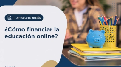 Banner for an article: '¿Cómo financiar la educación online?' with a blue piggy bank on notebooks and a pencil holder in the foreground, blurred student in the background.