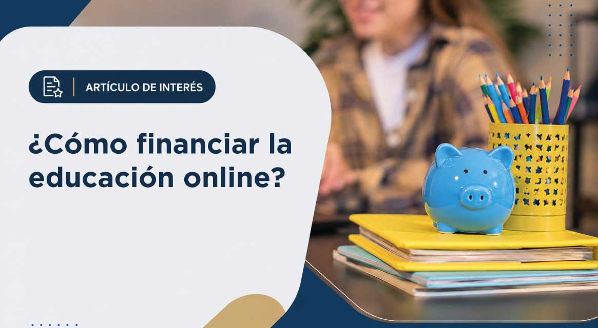 Banner for an article: '¿Cómo financiar la educación online?' with a blue piggy bank on notebooks and a pencil holder in the foreground, blurred student in the background.