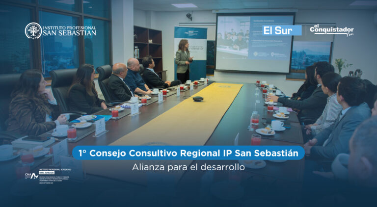 Reunión formal en una sala de conferencias con participantes sentados alrededor de una mesa larga, presentación en pantalla y logotipos de instituciones visibles (San Sebastián, El Sur).
