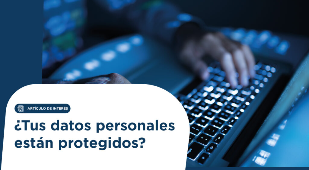 Portada de artículo en español con la pregunta '¿Tus datos personales están protegidos?' sobre un teclado azul y un cartel blanco.
