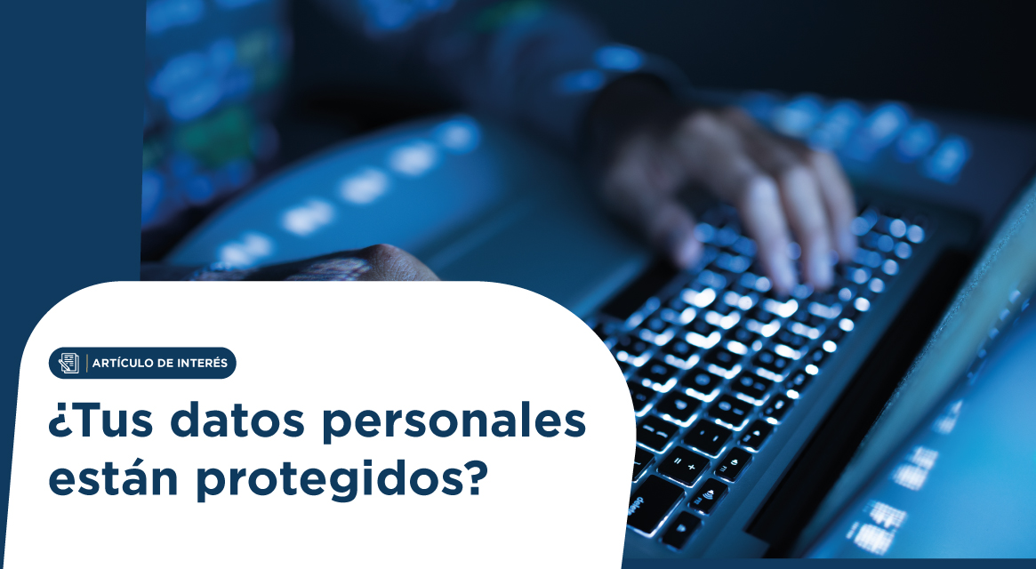 Portada de artículo en español con la pregunta '¿Tus datos personales están protegidos?' sobre un teclado azul y un cartel blanco.