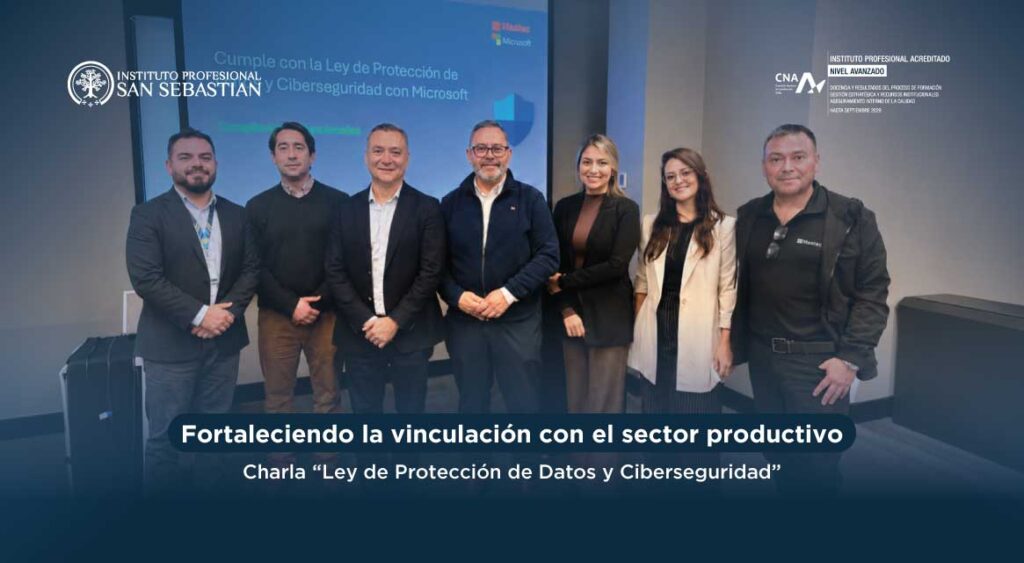 Seven professionals stand together for a photo at a conference about data protection and cybersecurity, with logos in the background and a banner reading the event title in Spanish.