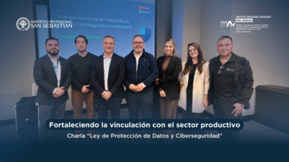 Seven professionals stand together for a photo at a conference about data protection and cybersecurity, with logos in the background and a banner reading the event title in Spanish.