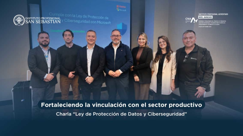 Seven professionals stand together for a photo at a conference about data protection and cybersecurity, with logos in the background and a banner reading the event title in Spanish.