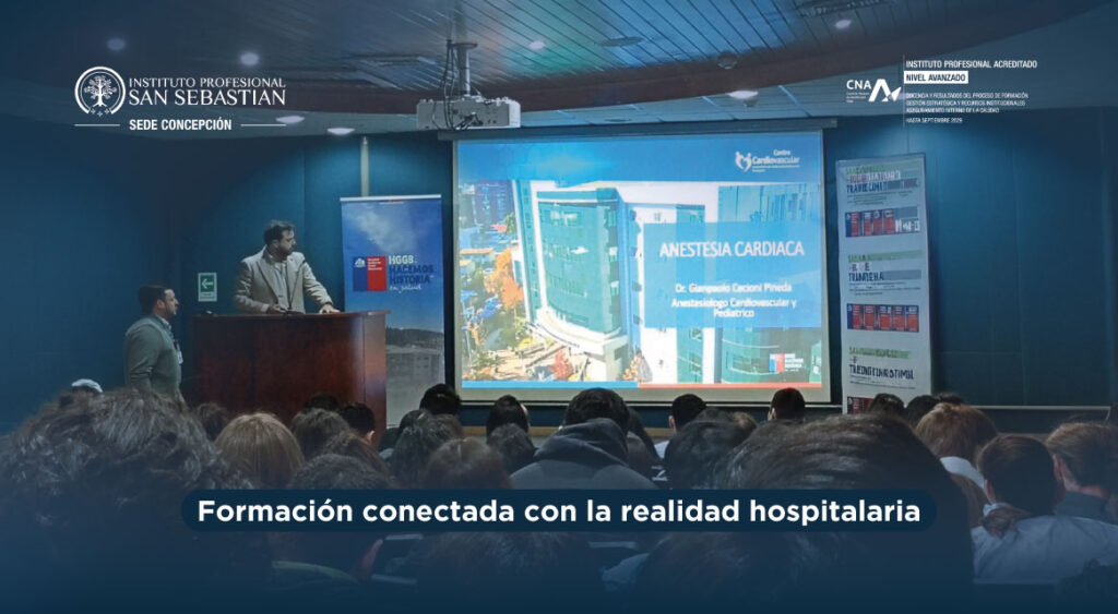 Audience in a conference room watching a presenter at a podium with a large screen showing a medical presentation on cardiac anesthesia; overlay text reads 'Formación conectada con la realidad hospitalaria'.