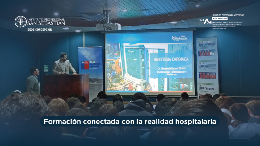 Audience in a conference room watching a presenter at a podium with a large screen showing a medical presentation on cardiac anesthesia; overlay text reads 'Formación conectada con la realidad hospitalaria'.