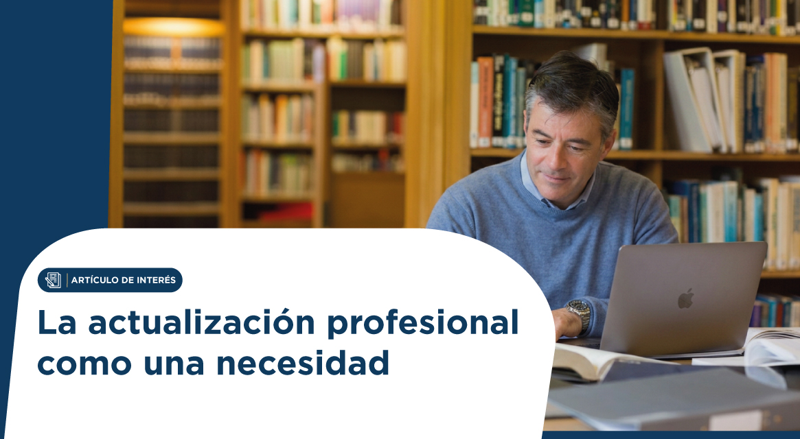 Hombre en una biblioteca con portátil, junto a estanterías de libros; encabezado del artículo: La actualización profesional como una necesidad.