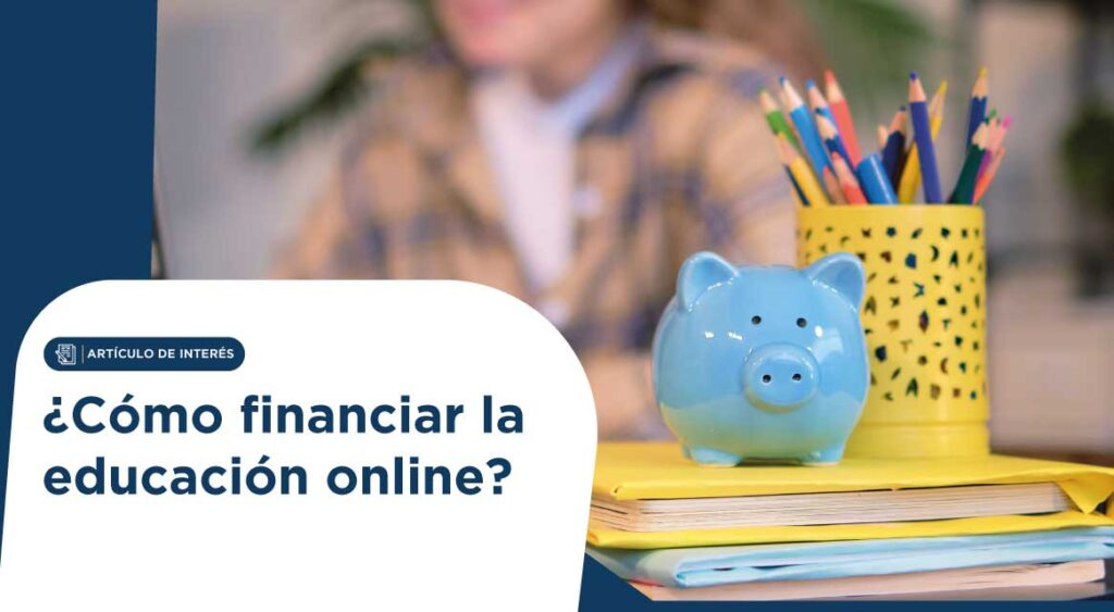 Header image for an article: ‘¿Cómo financiar la educación online?’ with a blue piggy bank on notebooks and a pencil holder with colored pencils in the background.