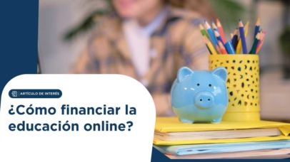 Header image for an article: ‘¿Cómo financiar la educación online?’ with a blue piggy bank on notebooks and a pencil holder with colored pencils in the background.