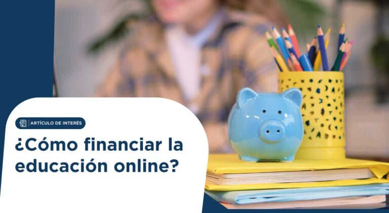 Header image for an article: ‘¿Cómo financiar la educación online?’ with a blue piggy bank on notebooks and a pencil holder with colored pencils in the background.