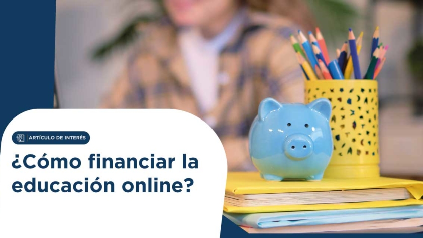 Header image for an article: ‘¿Cómo financiar la educación online?’ with a blue piggy bank on notebooks and a pencil holder with colored pencils in the background.