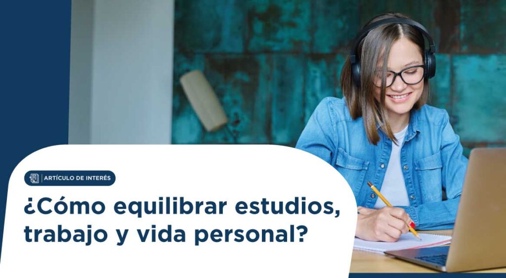 Joven con auriculares y portátil sonriendo mientras toma notas para un artículo sobre equilibrar estudios, trabajo y vida personal.