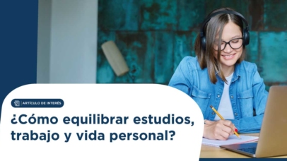 Joven con auriculares y portátil sonriendo mientras toma notas para un artículo sobre equilibrar estudios, trabajo y vida personal.