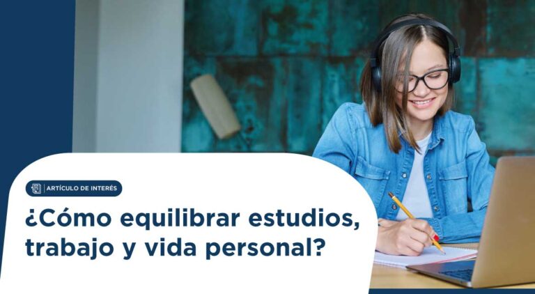 Joven con auriculares y portátil sonriendo mientras toma notas para un artículo sobre equilibrar estudios, trabajo y vida personal.