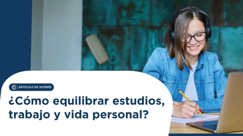 Joven con auriculares y portátil sonriendo mientras toma notas para un artículo sobre equilibrar estudios, trabajo y vida personal.
