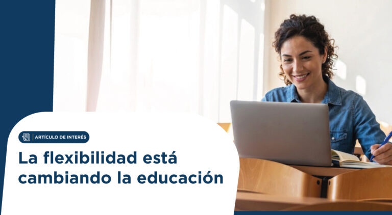 Mujer joven con portátil sonriente en un aula, junto a un tramo de cartel blanco con el texto de un artículo sobre educación flexible.