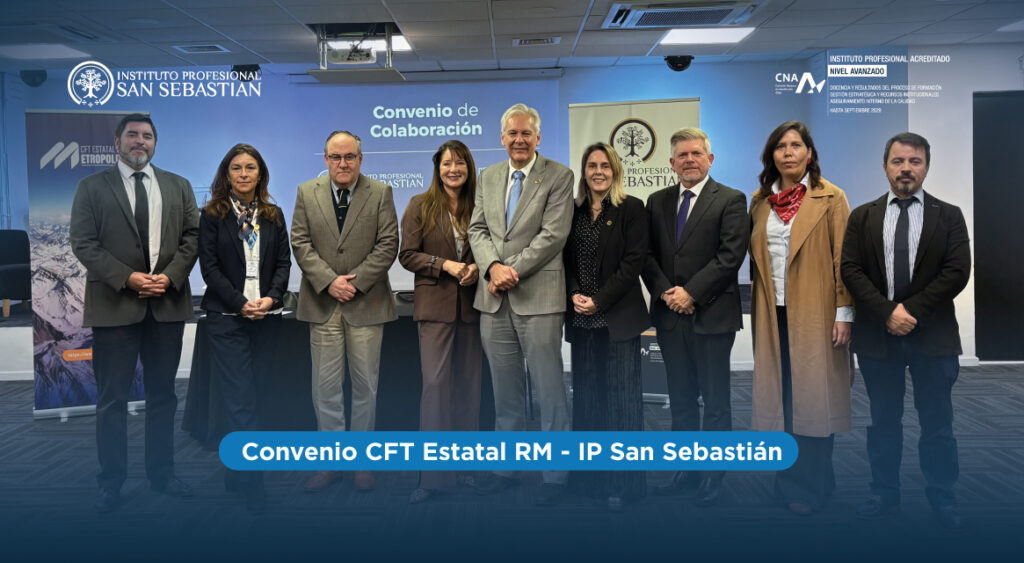 Group of professionals posing for a photo at a collaboration agreement event at Instituto Profesional San Sebastián.
