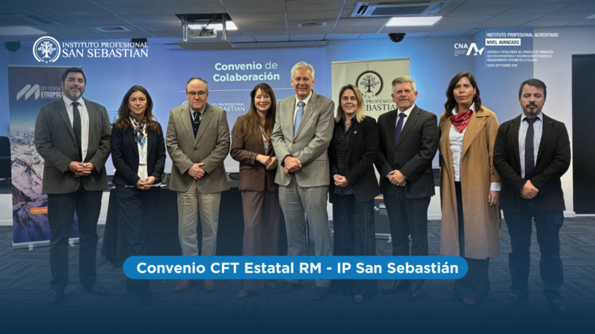 Group of professionals posing for a photo at a collaboration agreement event at Instituto Profesional San Sebastián.