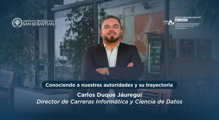 Hombre de negocios con los brazos cruzados frente a ventanales; sobreimpreso: 'Conociendo a nuestras autoridades y su trayectoria' y 'Carlos Duque Jáuregui, Director de Carreras Informática y Ciencia de Datos'