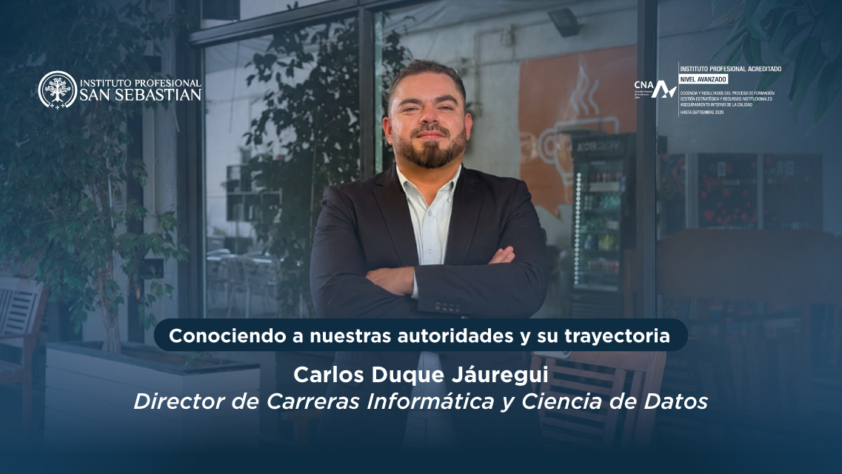 Hombre de negocios con los brazos cruzados frente a ventanales; sobreimpreso: 'Conociendo a nuestras autoridades y su trayectoria' y 'Carlos Duque Jáuregui, Director de Carreras Informática y Ciencia de Datos'