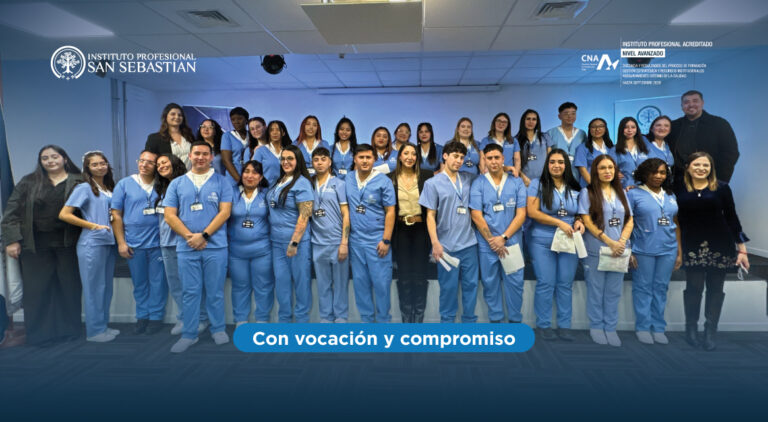 Group of healthcare students in blue scrubs posing for a class photo in a facility, with logos at the top left and the banner 'Con vocación y compromiso' at the bottom.