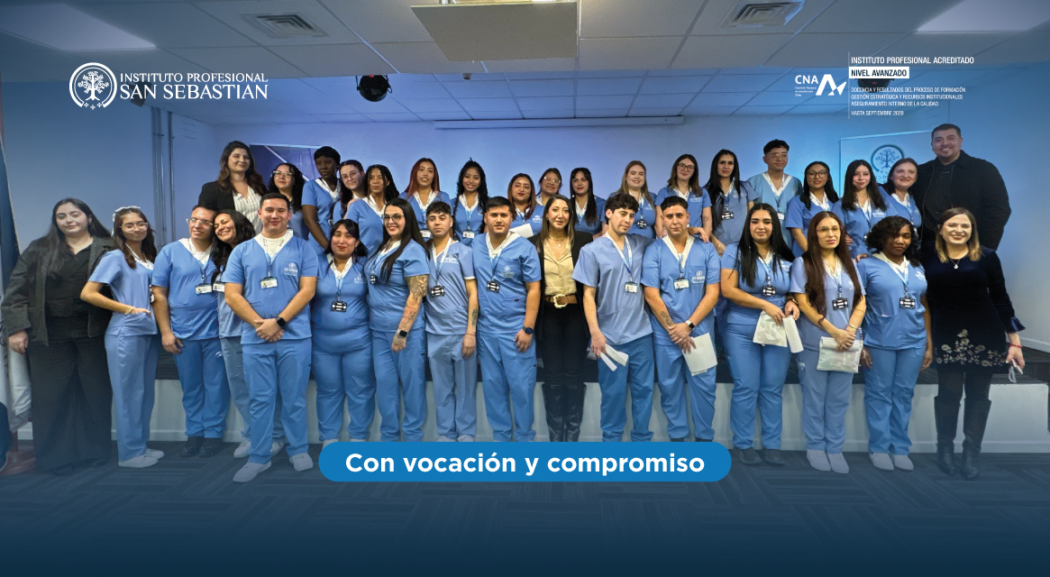Group of healthcare students in blue scrubs posing for a class photo in a facility, with logos at the top left and the banner 'Con vocación y compromiso' at the bottom.