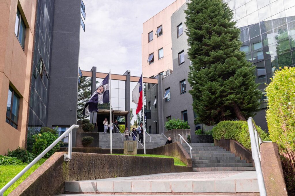 Acceso principal del campus · Av. Lientur 1457, Concepción