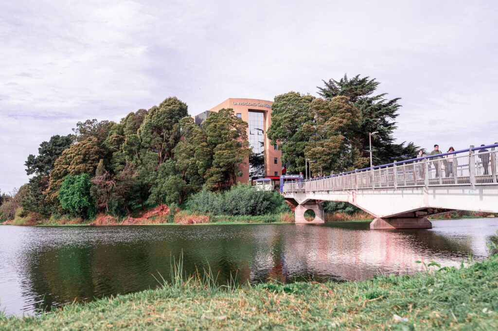 Laguna Las Tres Pascualas y pasarela de acceso al campus