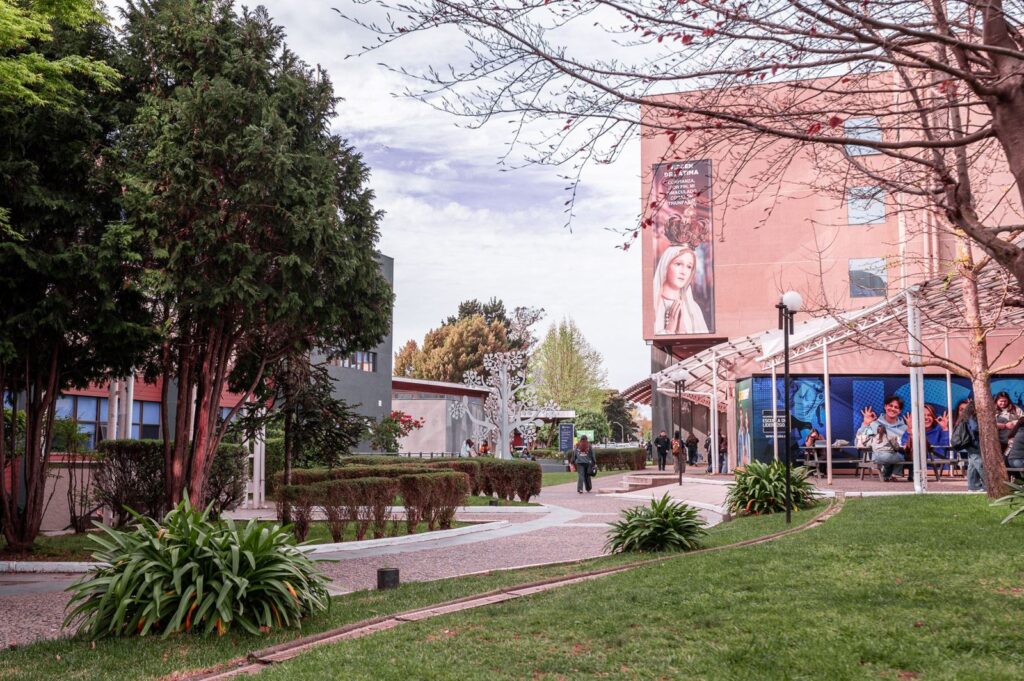 Patio y accesos del campus
