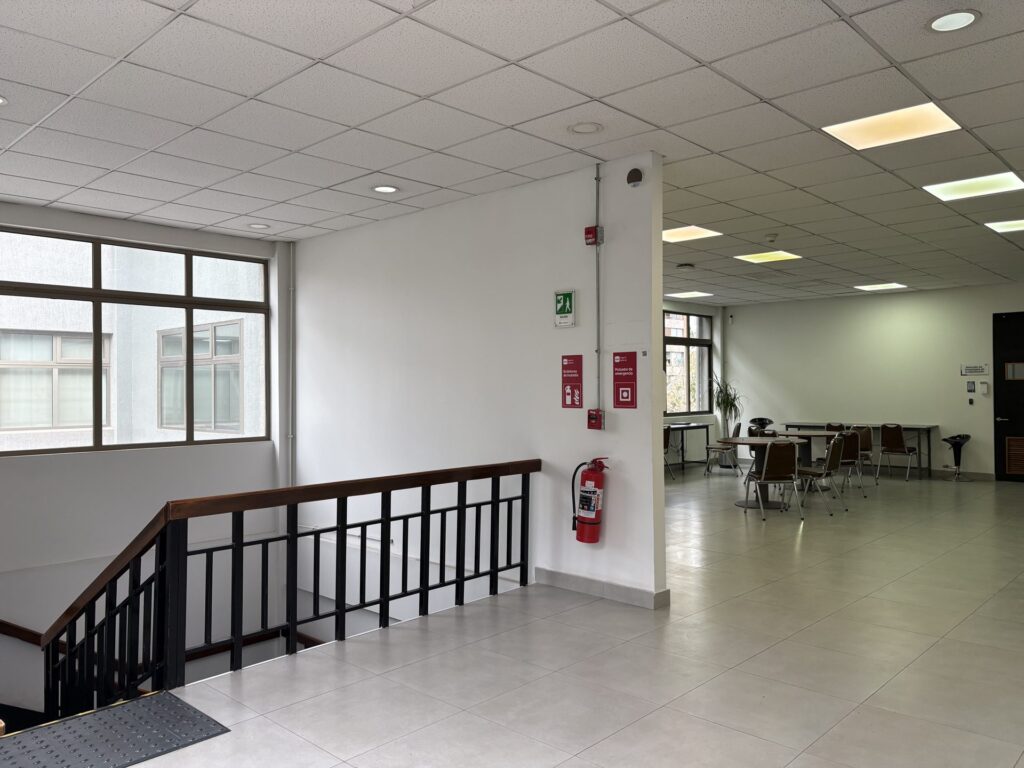 Escalera y pasillo de acceso a las aulas